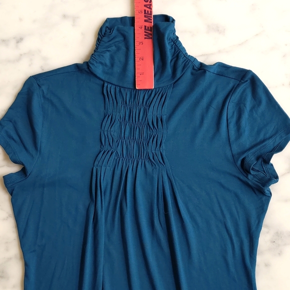 NWOT. The Limited Rayon and Spandex Front and Neck Design Short Sleeve Blouse. - Picture 4 of 6